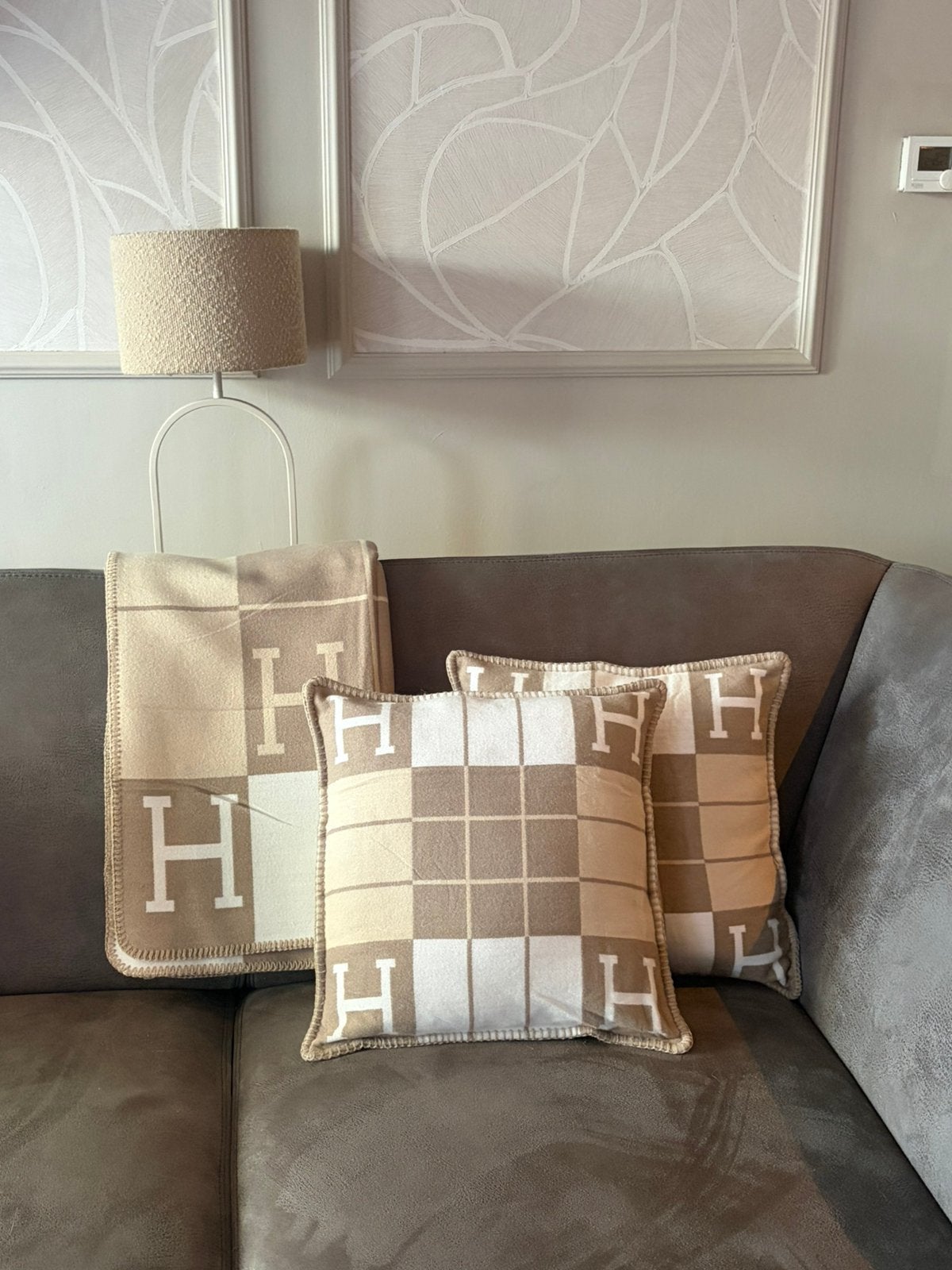 luxe Decor set Plaid en twee kussen hoezen met H patroon, Huis en Inrichting, Ophalen of Verzenden, Zo goed als nieuw, Beige, Vierkant