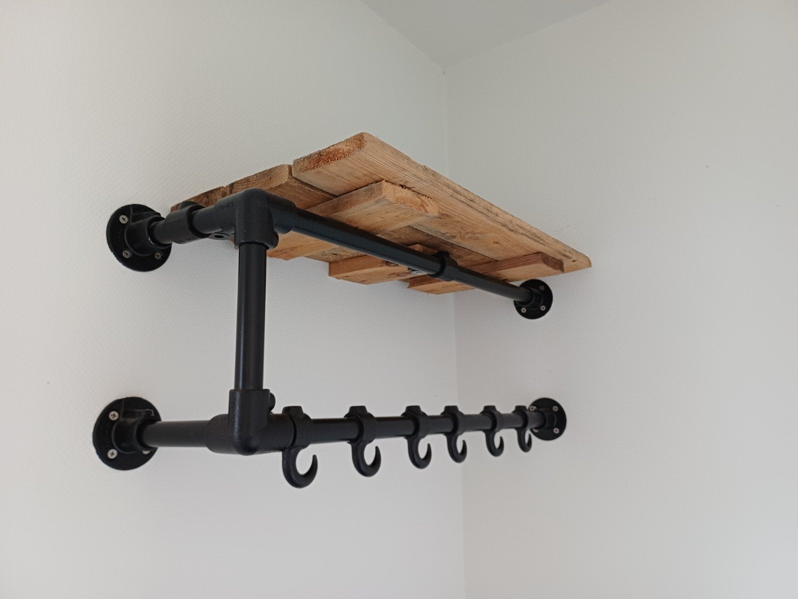 Industriële wandkapstok van steigerbuizen met 6 haken, Wandkapstok, Gebruikt, Ophalen of Verzenden, Minder dan 100 cm