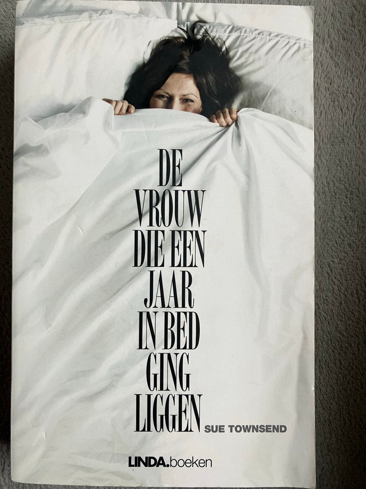 De vrouw die een jaar in bed ging liggen - Sue Townsend, Boeken, Ophalen of Verzenden, Gelezen, Nederland
