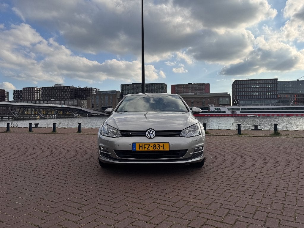 Volkswagen Golf 1.0 TSI 85KW 5D 2016 Grijs Apple Carplay, Auto's, Voorwielaandrijving, Stof, 610 kg, 23 km/l