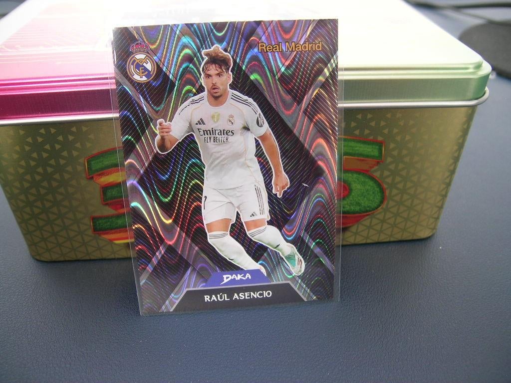 214/299 Raul Asencio Real Madrid 2025-26 DAKA, Ophalen of Verzenden, Zo goed als nieuw, Buitenlandse clubs, Spelerskaart