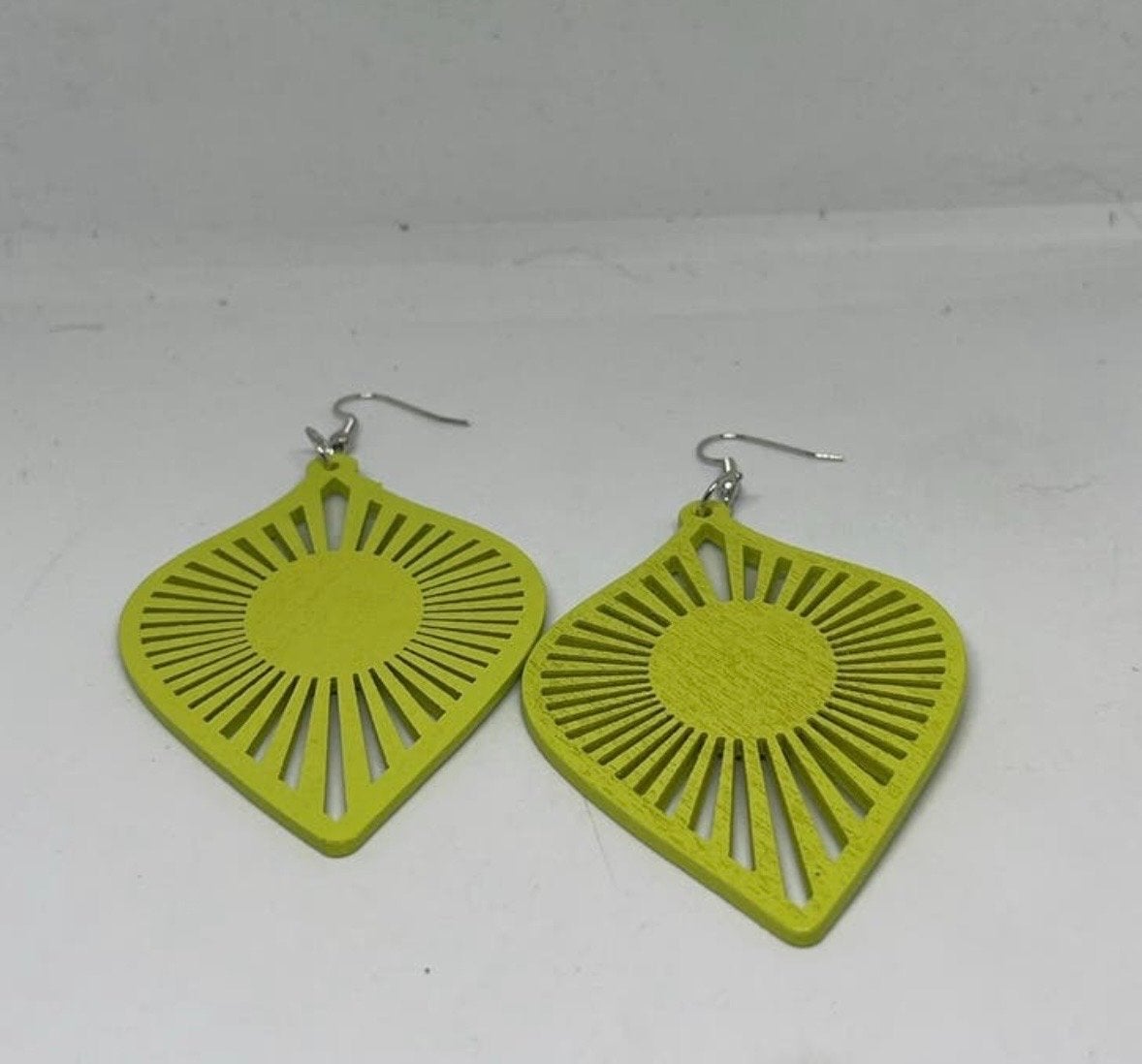 Nieuwe houten oorbellen - Lichtgroen, Sieraden, Tassen en Uiterlijk, Oorbellen, Overige materialen, Hangers, Verzenden, Nieuw