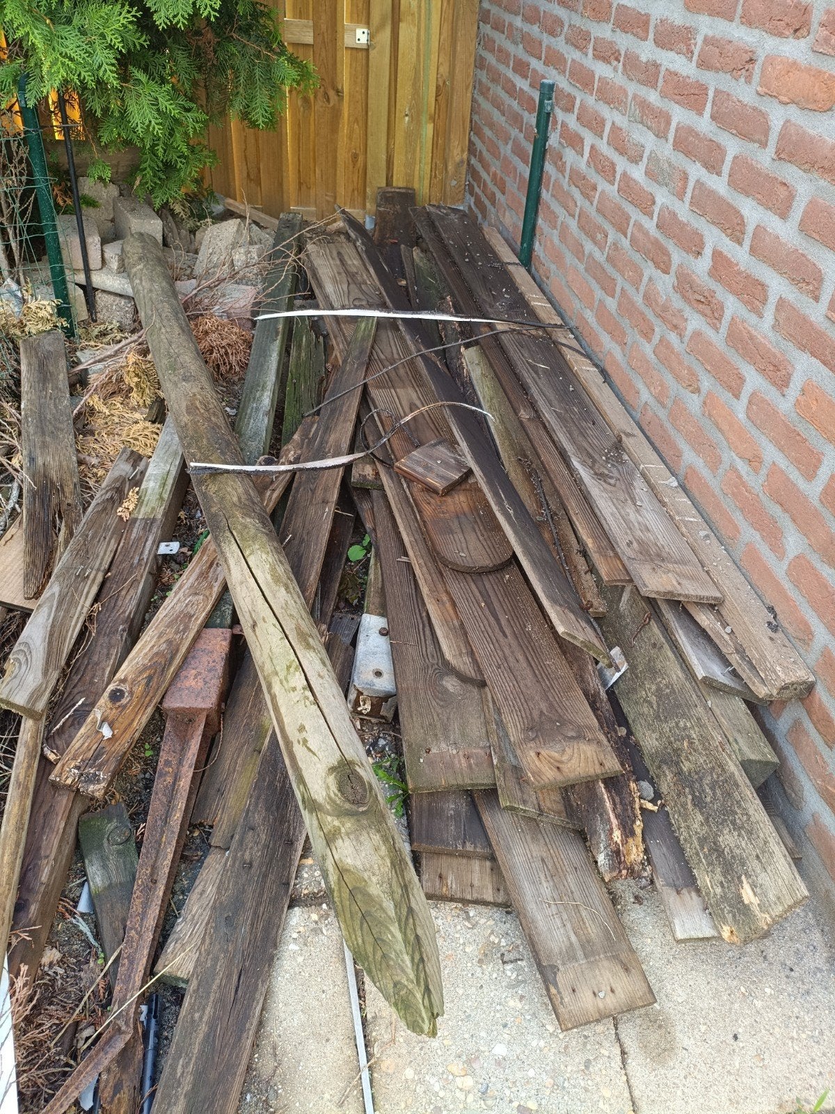 Gratis stookhout van oude schutting, Minder dan 3 m³, Ophalen, Overige houtsoorten, Blokken