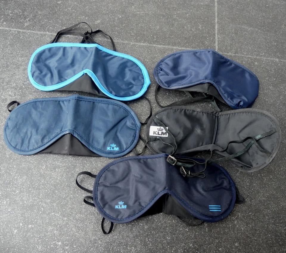 KLM business class slaapmaskertjes 5 versies slaapmaskers, Verzamelen, Luchtvaart en Vliegtuigspotten, Ophalen of Verzenden, Zo goed als nieuw