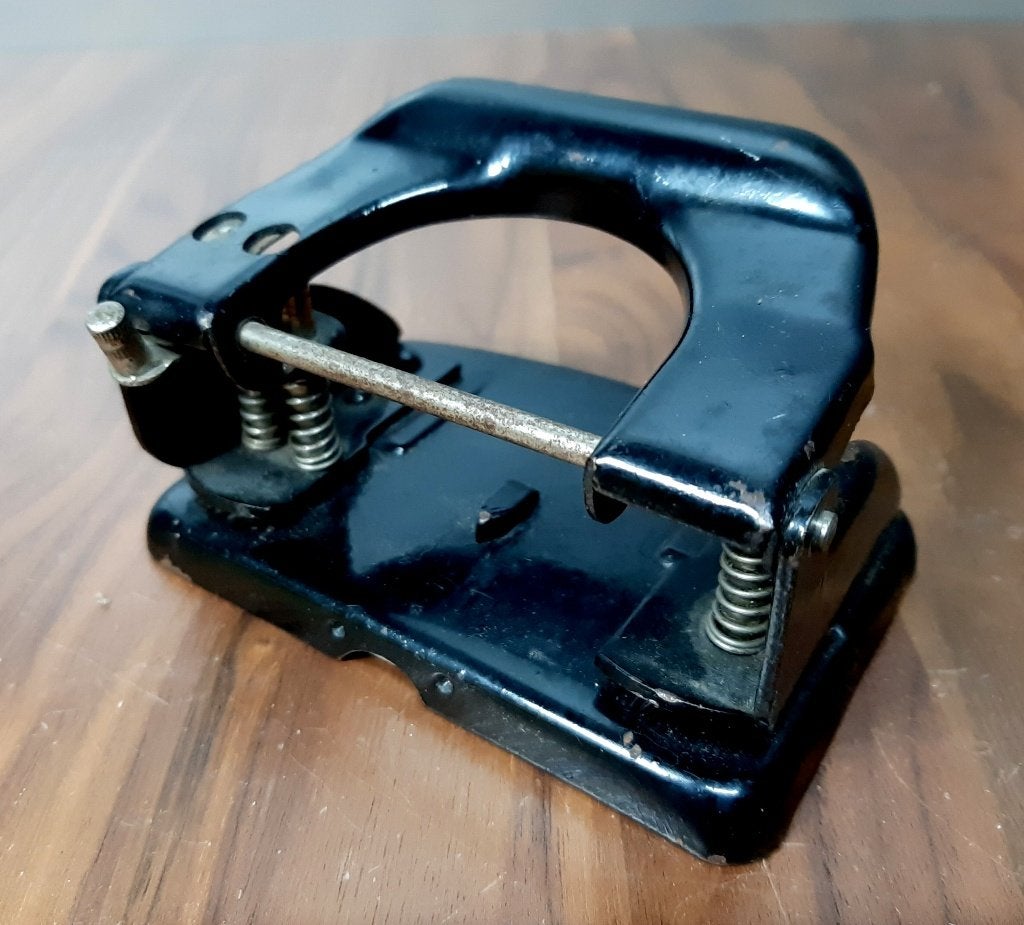 Perforator. Oude metalen vintage perforator. 10,5 cm. breed., Antiek en Kunst, Ophalen of Verzenden