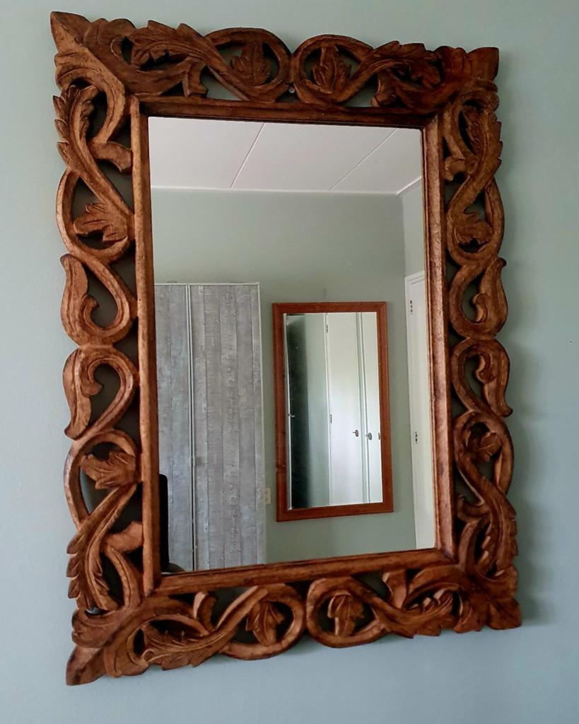 Mooie houtgesneden / houtsnijwerk spiegel 70 x 52cm, Huis en Inrichting, Woonaccessoires | Spiegels, Ophalen, Zo goed als nieuw