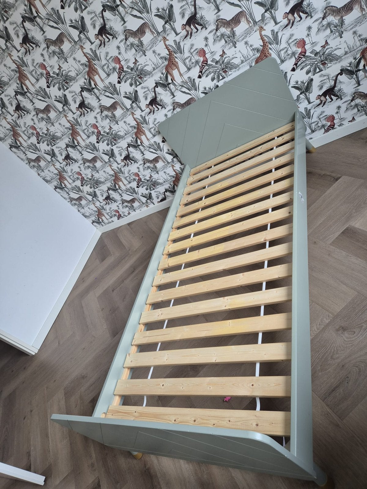 Bed Billy 90x200 - olijfgroen, Huis en Inrichting, Slaapkamer | Bedden, Ophalen, 90 cm, Eenpersoons, Zo goed als nieuw