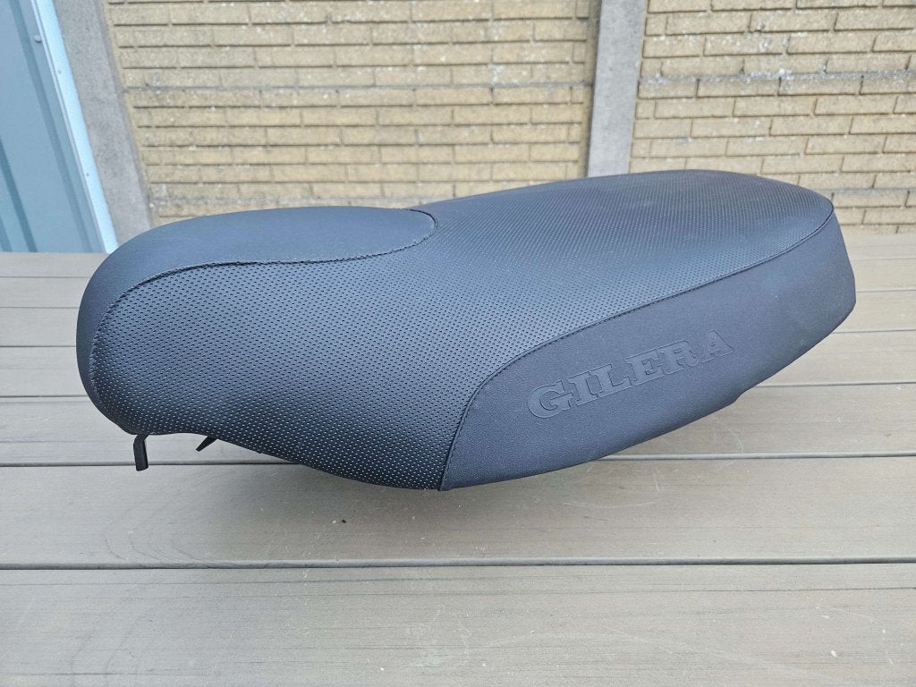Zadel  Gilera Piaggio Typhoon Benneton  Martini  NIEUW NOS, Niet ingevuld, Piaggio, Niet ingevuld, Nieuw