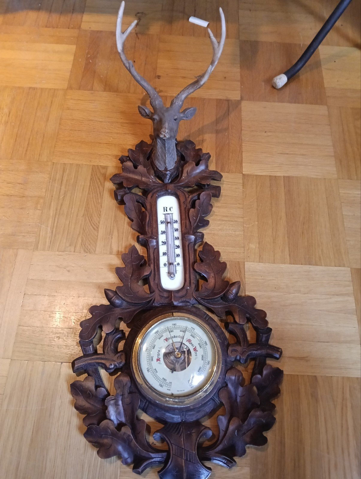 Antieke barometer/thermometer met hertenkop en houtsnijwerk, Gebruikt, Ophalen of Verzenden, Overige merken, Hout