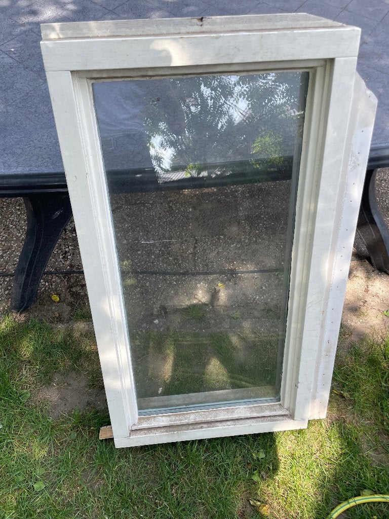 Gratis: Hardhouten kozijn 56 x 103 cm met dubbel glas, Gebruikt, Raamkozijn, Inclusief glas, 75 tot 150 cm