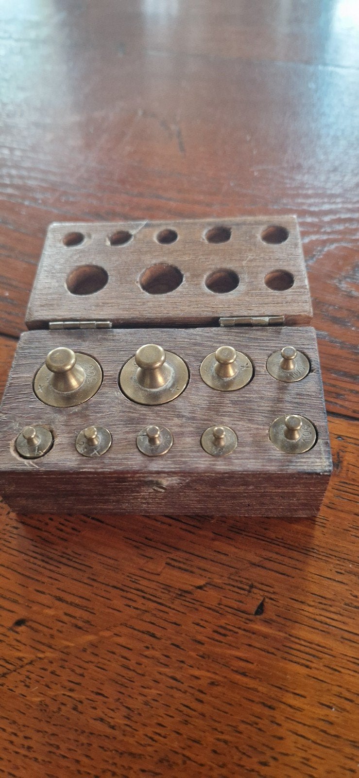 Antiek doosje met complete set gemerkte koperen gewichtjes, Ophalen of Verzenden