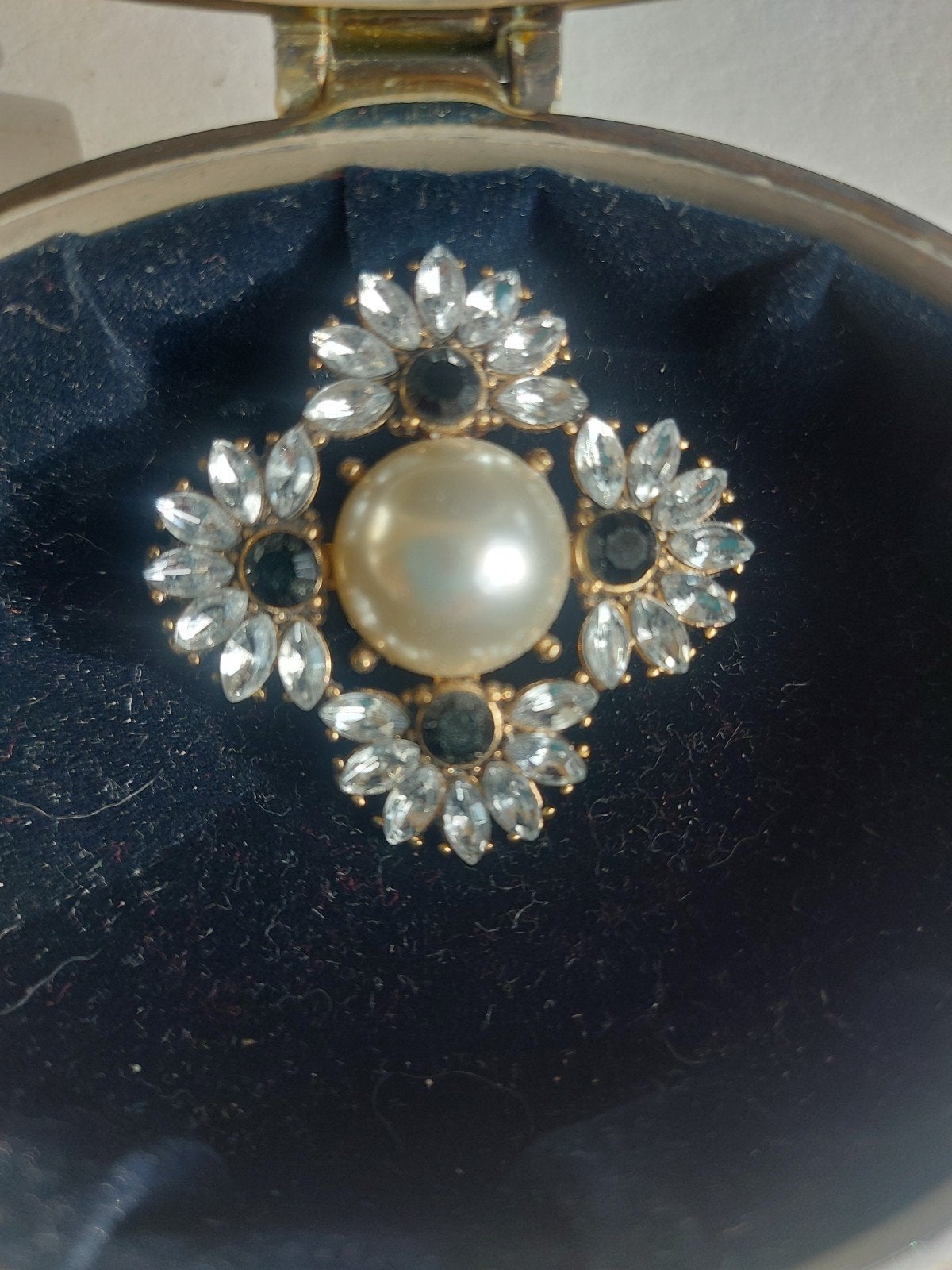 Vintage Broche Strass Zwarte steentjes en Parel, Ophalen of Verzenden, Zo goed als nieuw, Zwart, Overige materialen