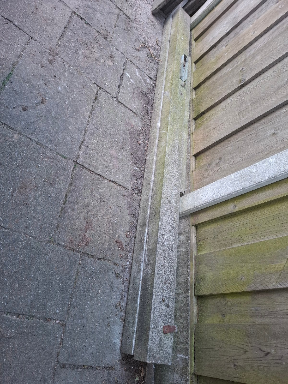 2 betonnen schuttingpalen en betonrand, Ophalen, Gebruikt, Overige materialen, Minder dan 3 meter
