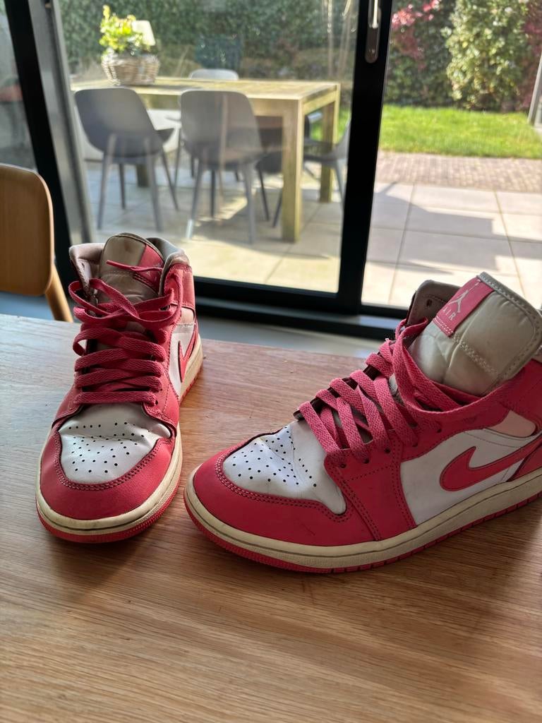 Nike Air Jordan 1 Mid 'Strawberries and Cream' - Gedragen, Kleding | Dames, Schoenen, Ophalen of Verzenden, Gedragen, Roze, Sneakers of Gympen