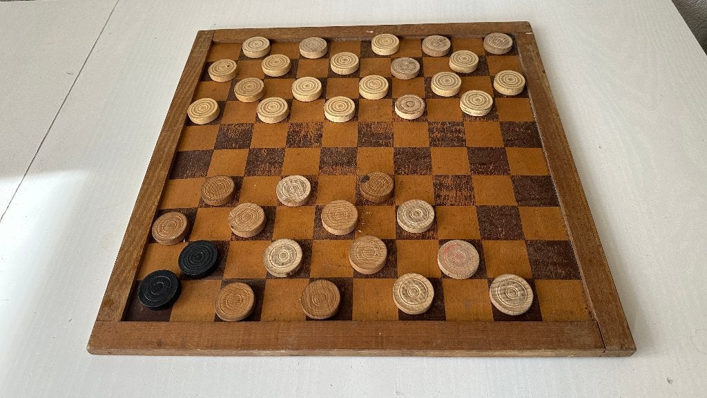 GRATIS Oud houten dambord met damstenen (incompleet), Hobby en Vrije tijd, Gezelschapsspellen | Bordspellen, Ophalen, Gebruikt