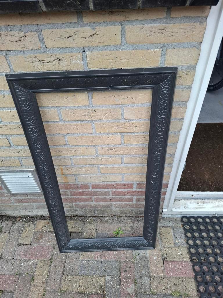 Grote zwarte fotolijst met sierlijke rand, Huis en Inrichting, Gebruikt, Ophalen of Verzenden, 75 cm of meer, 50 tot 75 cm