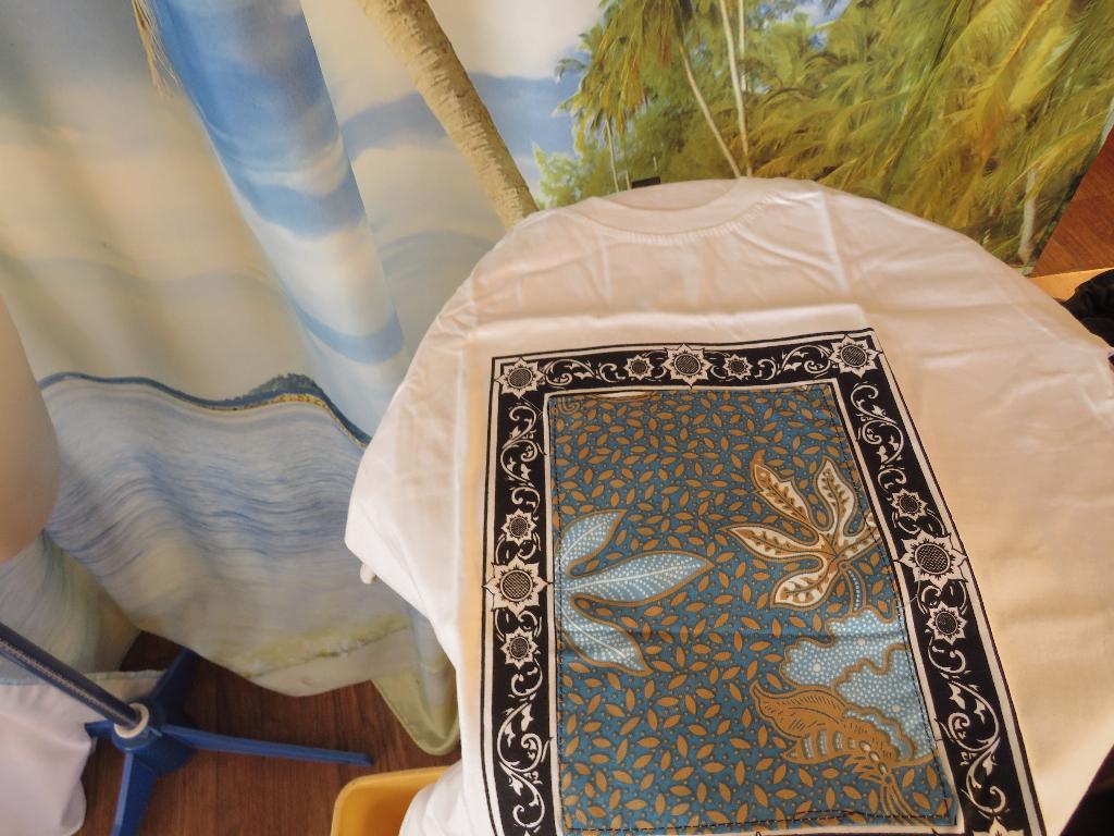 Nieuw  wit tshirt met blauwe bali print mt M  Krisna, Maat 38/40 (M), Wit, Nieuw, Ophalen of Verzenden
