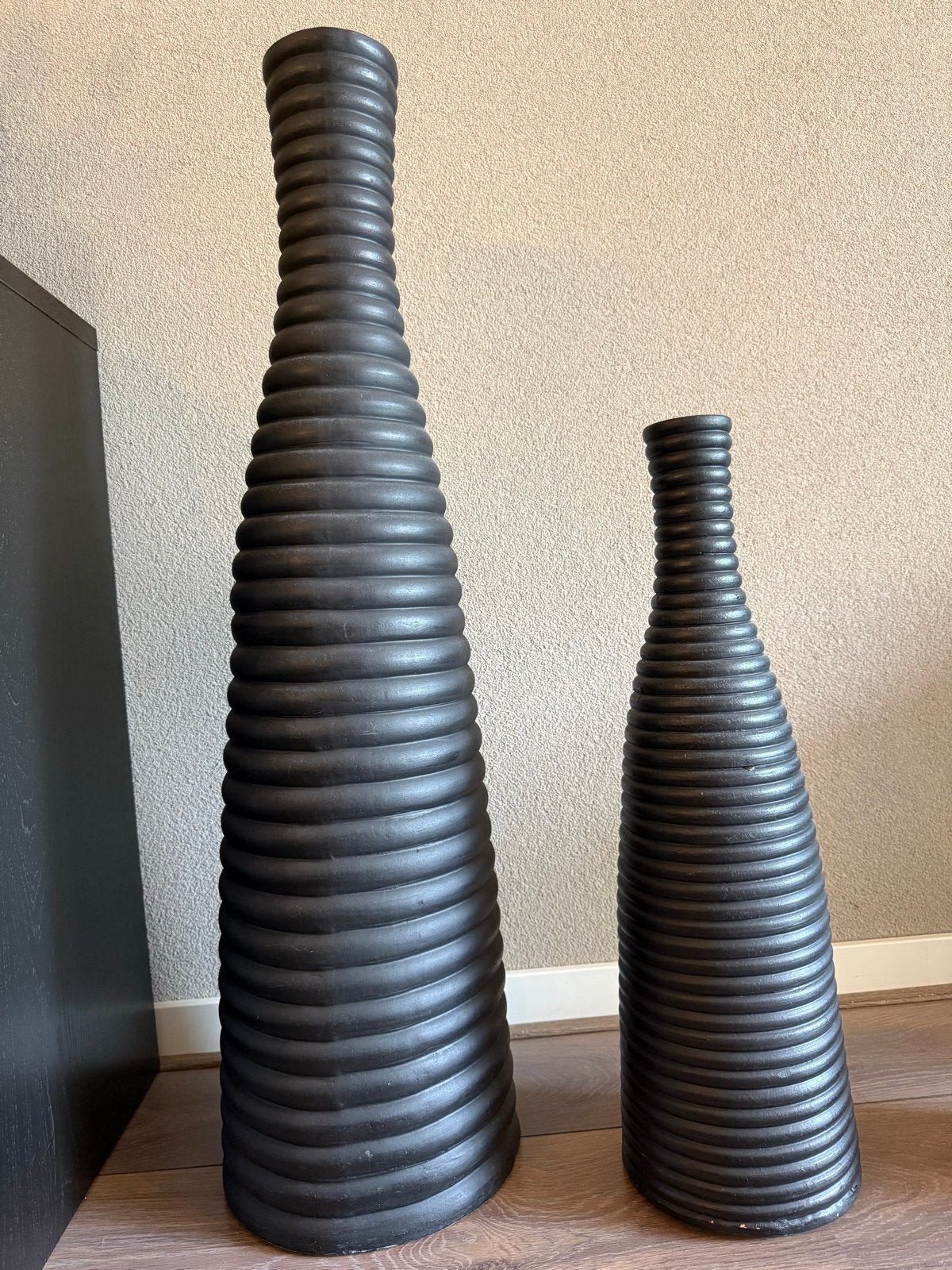 Set van 2 zwarte geribbelde vazen, 90 en 60 cm hoog, Huis en Inrichting, Ophalen, Overige materialen, Gebruikt, Zwart