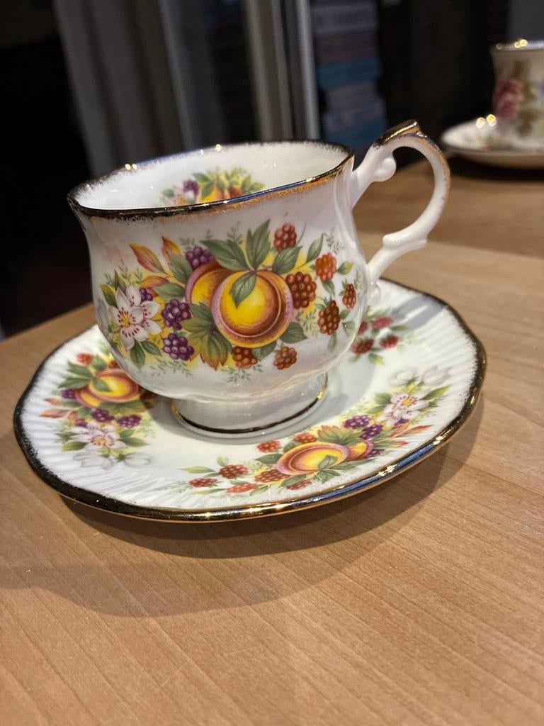 Queen's Rosina China kop en schotel met fruitdecor, Ophalen of Verzenden