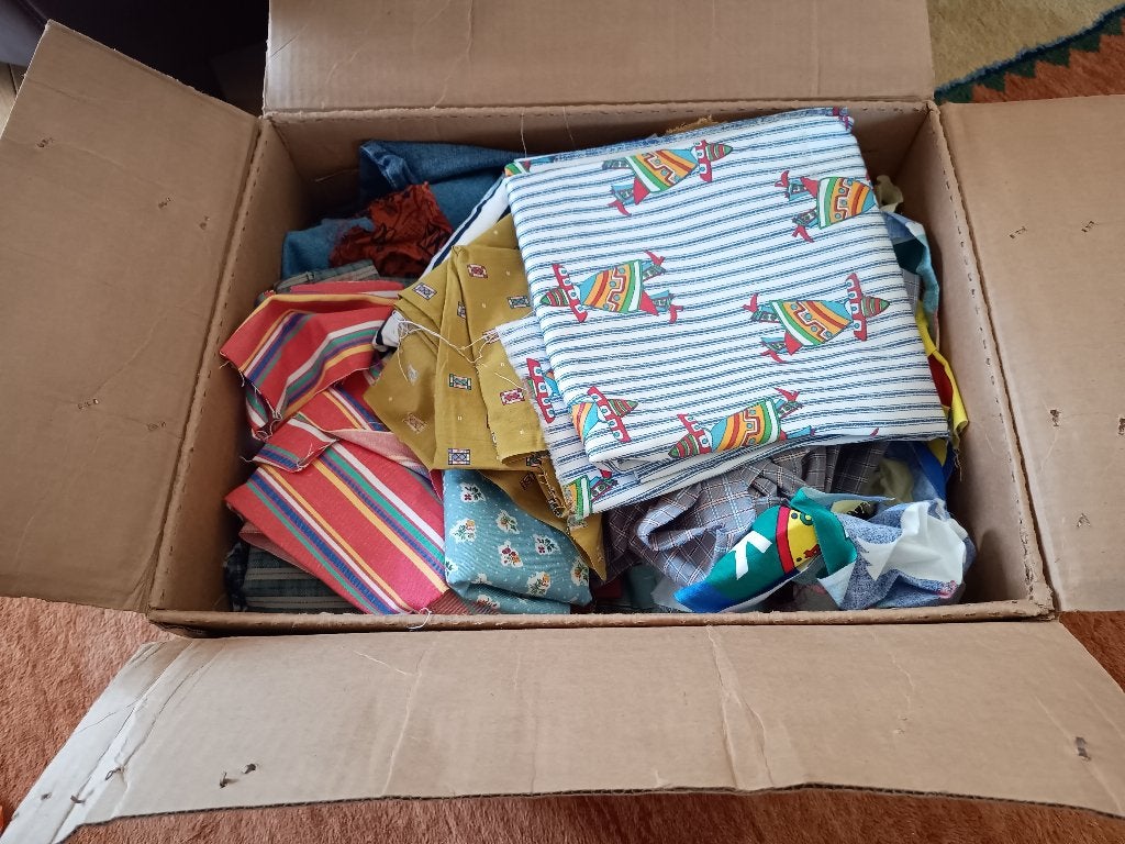Bananendoos vol met lappen stof, coupons en restanten, Overige kleuren, Nieuw, Ophalen of Verzenden, 30 tot 120 cm