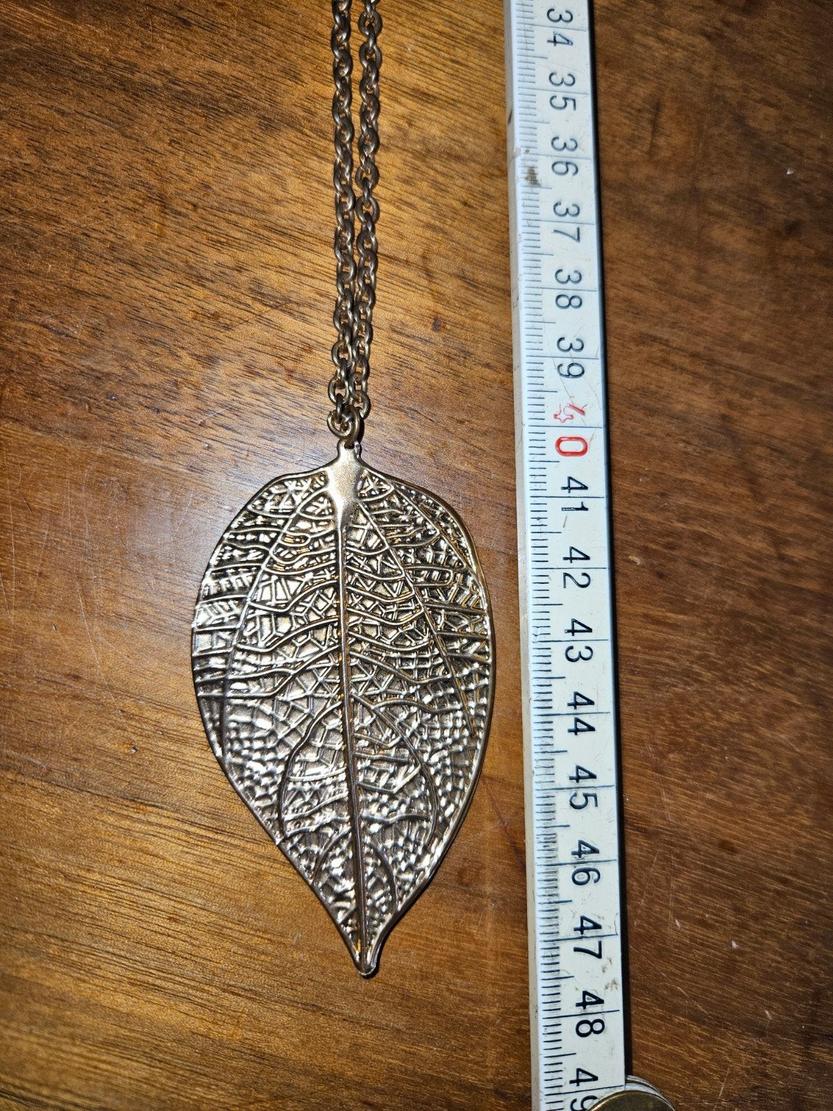 Goud kleurige ketting met blad hanger, Sieraden, Tassen en Uiterlijk, Kettingen, Gebruikt, Ophalen of Verzenden, Goud, Overige materialen