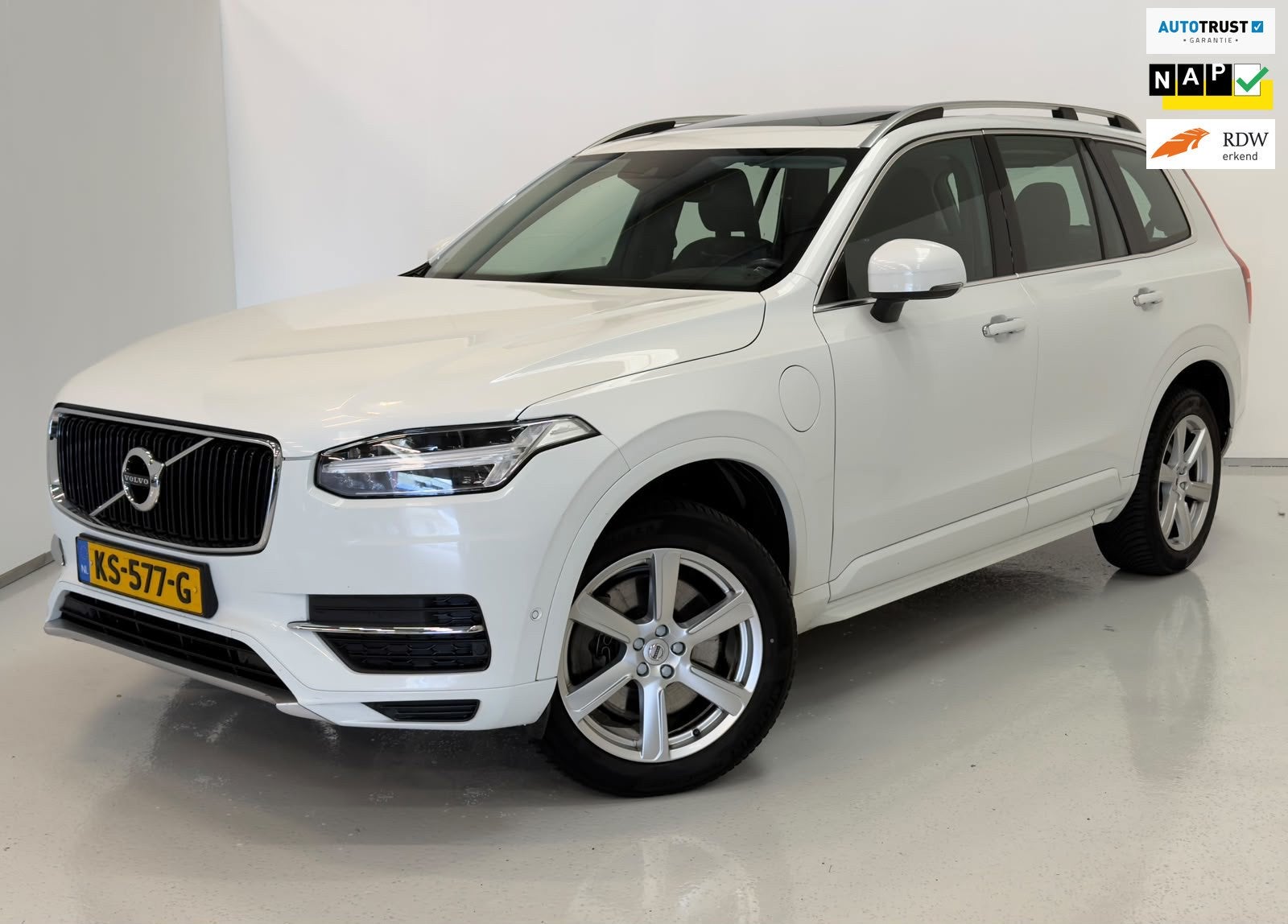 Volvo XC90 2.0 T8 Twin Engine AWD R-Design / NL-auto / Pano, Auto's, Dealer onderhouden, Gebruikt, 1969 cc, 7 stoelen