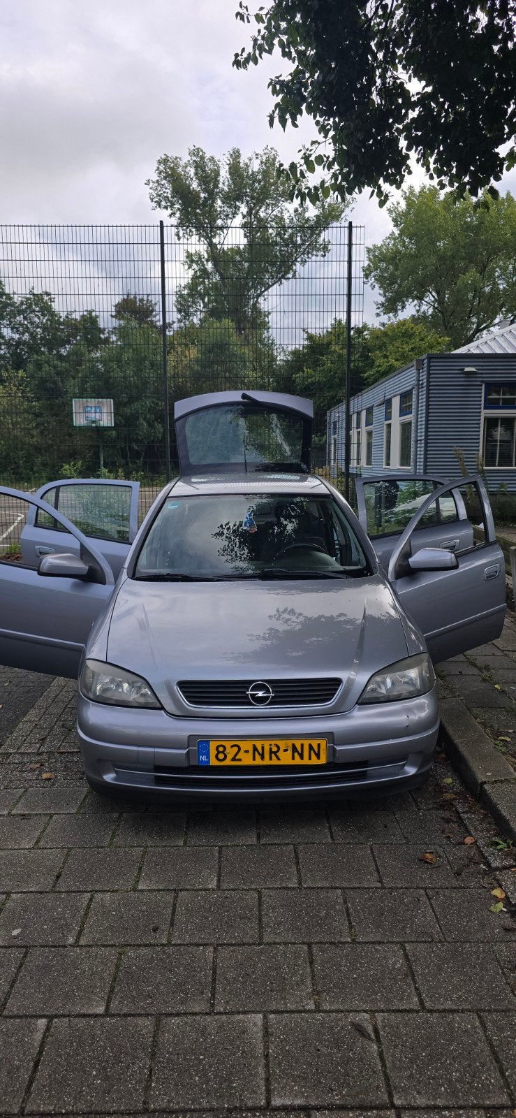 Opel Astra 1.6 8V 5D 2004 Grijs, Airco., Auto's, Voorwielaandrijving, 4 cilinders, 1095 kg, 49 €/maand