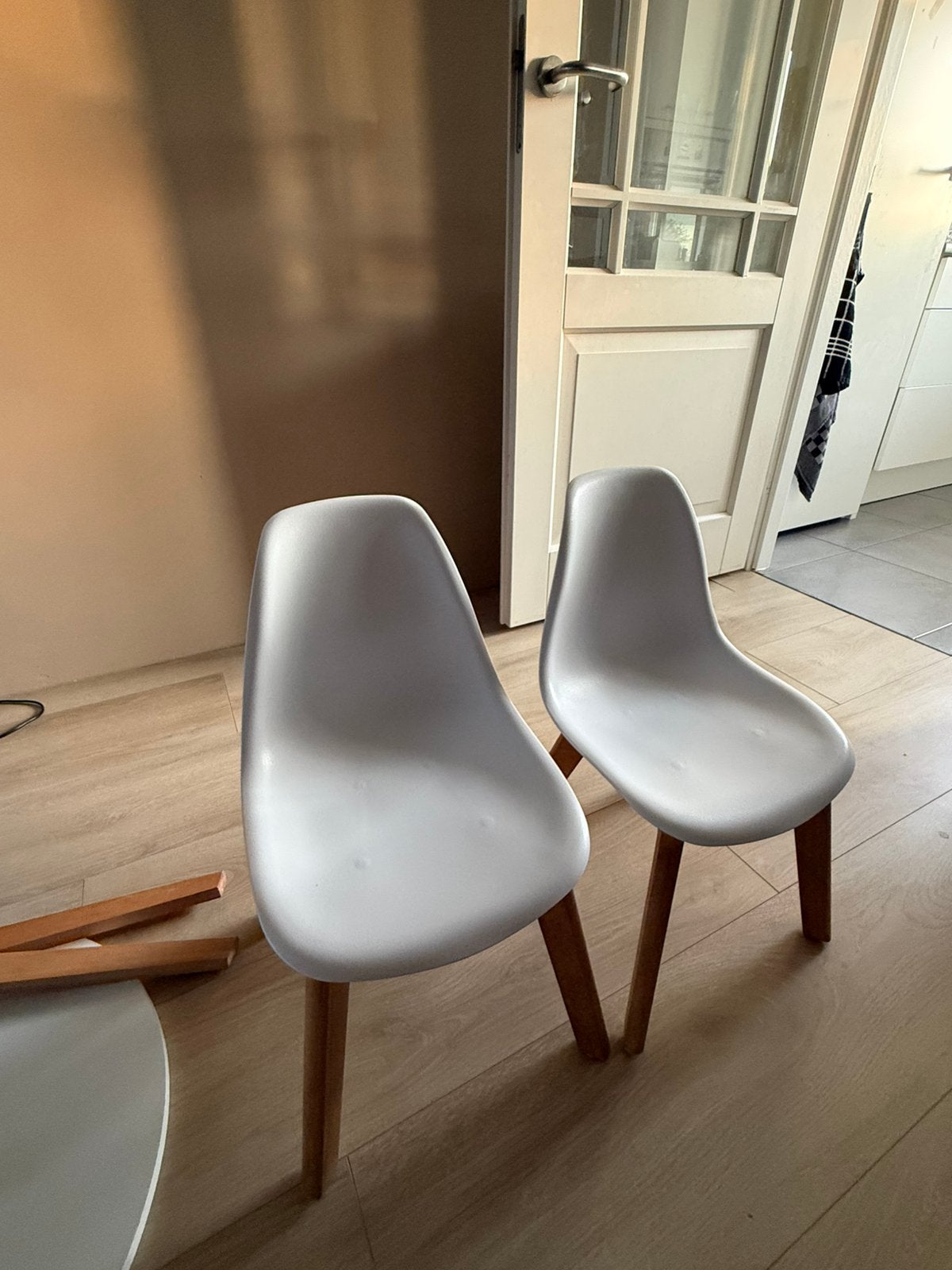 witte kindertafel met twee bijpassende stoelen., Kinderen en Baby's, Kinderkamer | Tafels en Stoelen, Ophalen, Gebruikt
