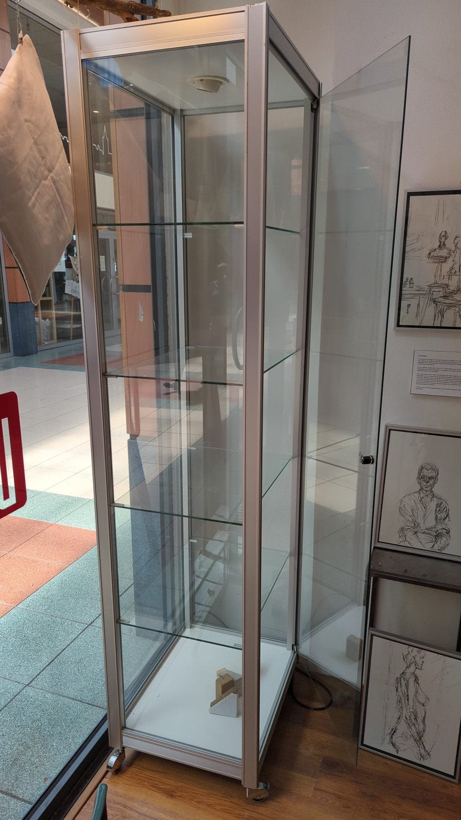 Mooie in goede staat vitrine kast van glas, Ophalen, Minder dan 50 cm, Met deur(en), 200 cm of meer