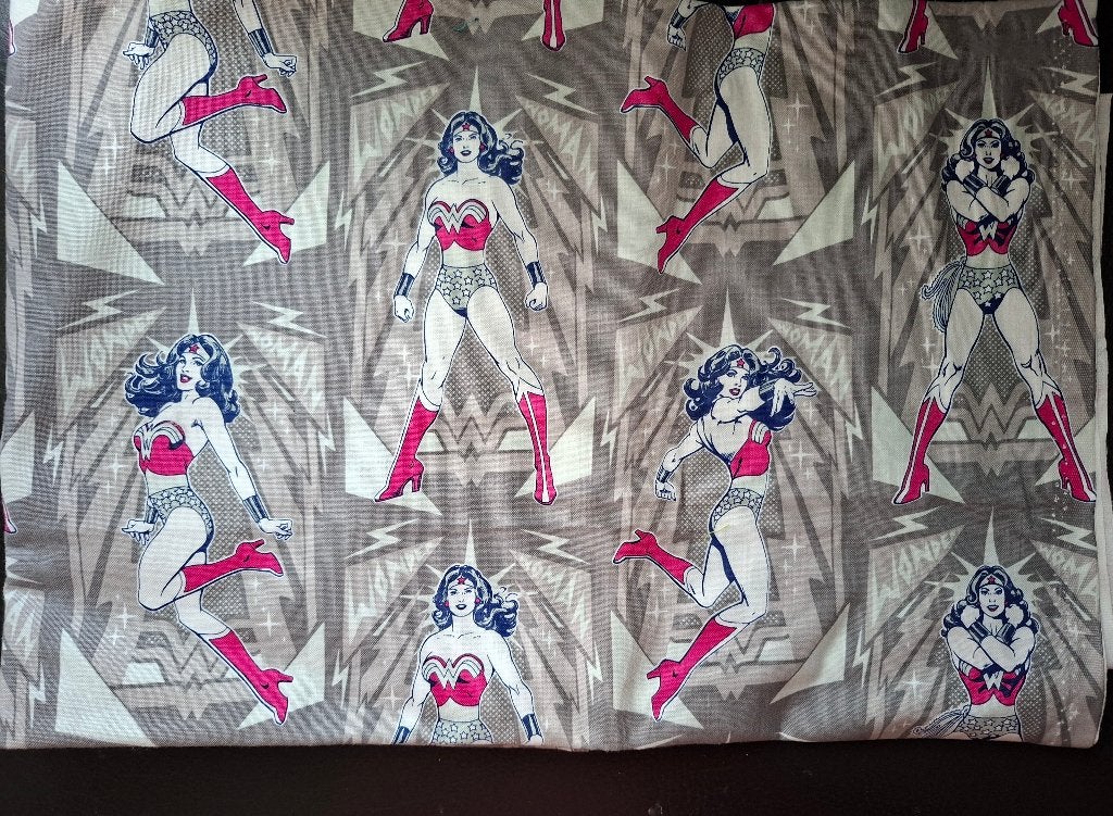 halve yard quiltstof: Wonder Woman ( Camelot Fabrics), Nieuw, Ophalen of Verzenden, 30 tot 120 cm, Katoen