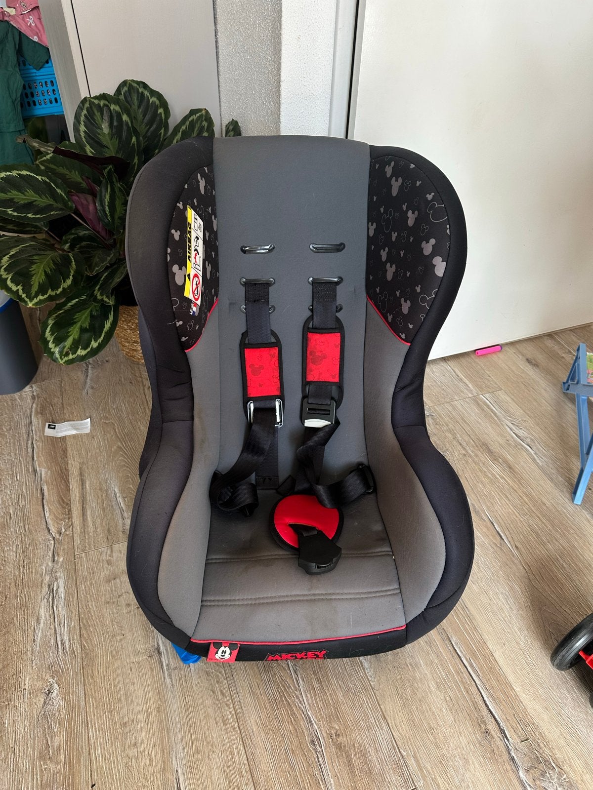 Mickey Mouse Autostoel - Gebruikt maar in goede staat, Kinderen en Baby's, Autostoeltjes, 9 t/m 18 kg, Zijbescherming, Ophalen