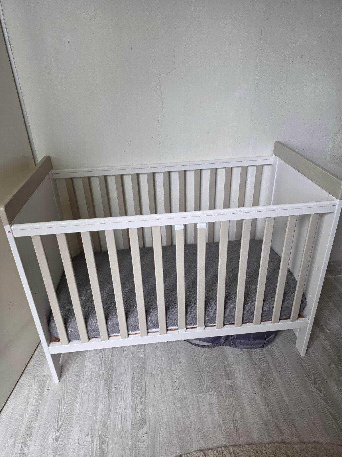 Gratis ledikantje wit/beige, Ophalen, Gebruikt, Ledikant