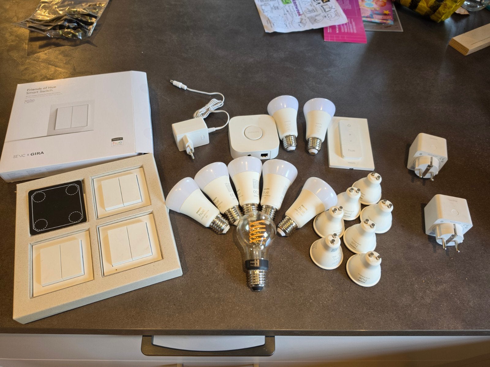 Philips Hue Set: Lampen, Bridge, Schakelaars, Plugs, Huis en Inrichting, Wit, Kunststof, Dimbaar, Modern