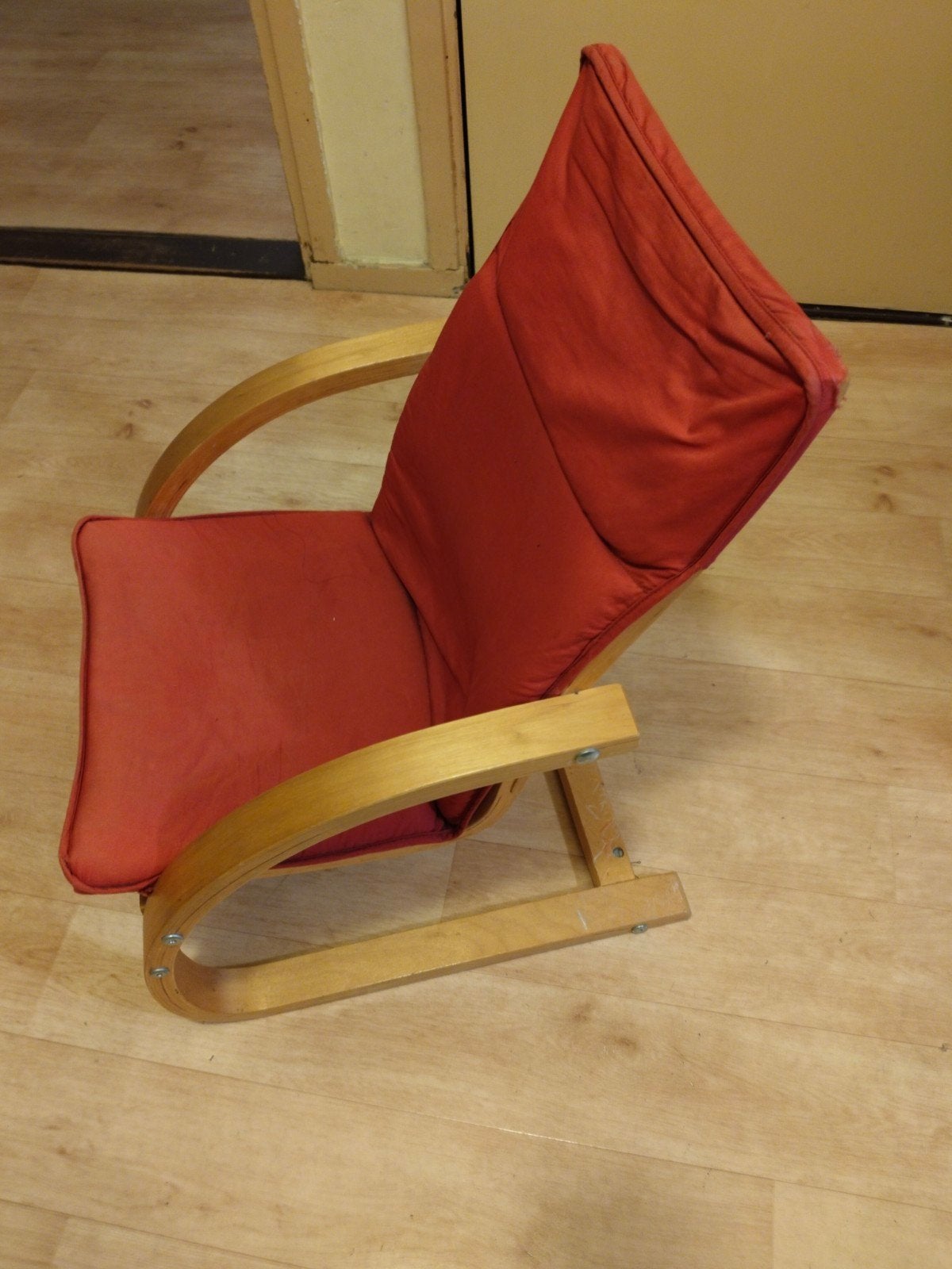 Comfortabele rode relaxstoel met houten frame, Huis en Inrichting, Stoelen, Ophalen, Modern, Comfortabel, Gebruikt, Stof