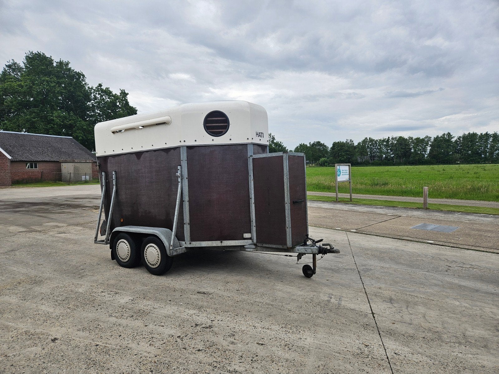 Hati 2-paards trailer, Auto diversen, Aanhangers en Bagagewagens, Ophalen of Verzenden, Gebruikt