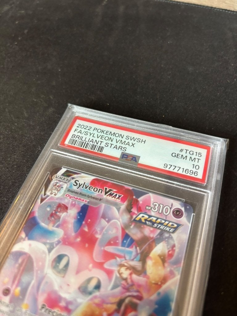 Foto 4 van Sylveon VMAX TG15 Brilliant Stars PSA 10 GEM MINT