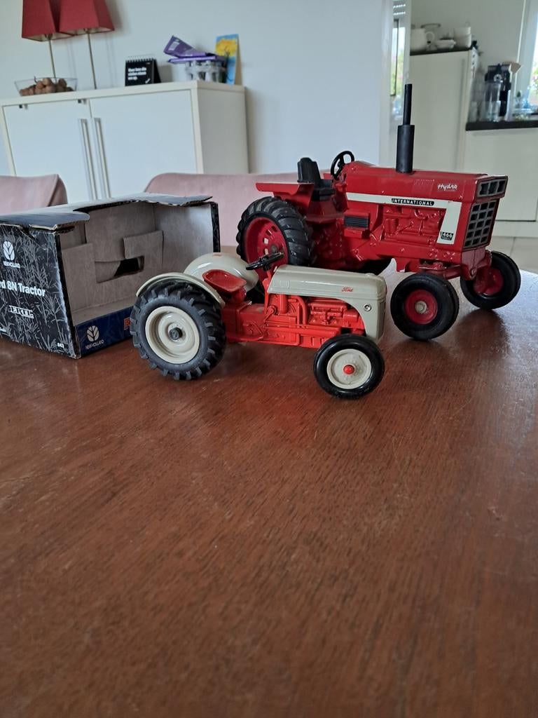 Twee modeltractoren: Ford 8N en International 1466, Overige merken, Ophalen of Verzenden, Zo goed als nieuw, Groter dan 1:32