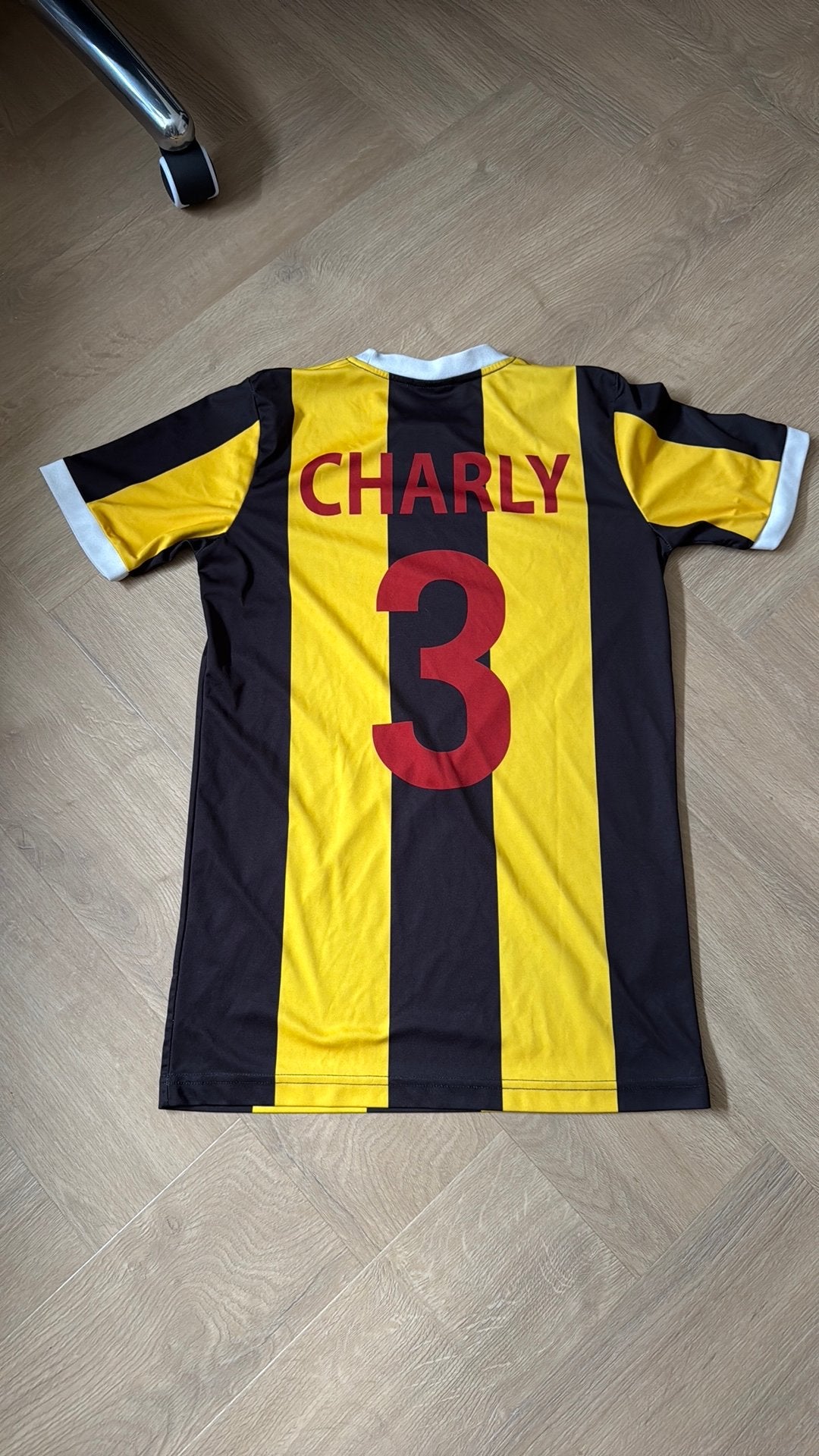 Als nieuw: origineel Vitesse Charly voetbalshirt - Maat M, Ophalen of Verzenden, Zo goed als nieuw, Vitesse, Shirt