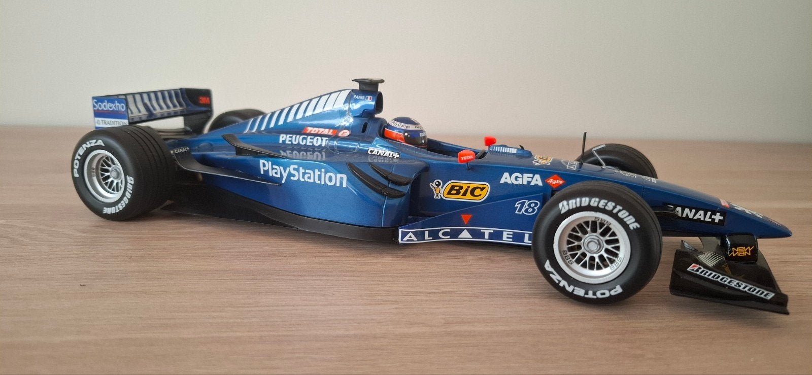 Minichamps F1 Prost Peugeot AP02 1999 Jean Alesi 1:18, Hobby en Vrije tijd, Modelauto's | 1:18, Ophalen of Verzenden, Zo goed als nieuw