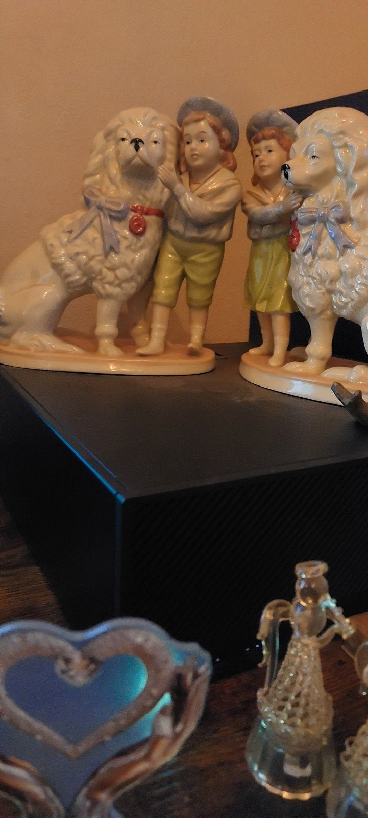 Vintage porseleinen beeldjes: kinderen met honden, Ophalen of Verzenden, Gebruikt, Mens