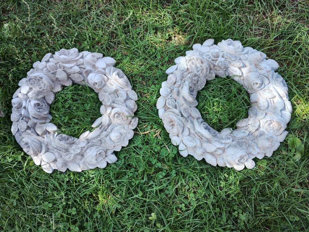 2x beton krans met rozen, doorsnede 28 cm/ophanghaak, zgan, Ophalen of Verzenden, Zo goed als nieuw, Krans, Overige materialen