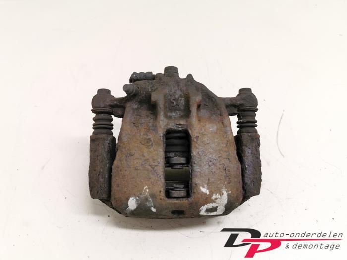 Remklauw (Tang) rechts-voor van een Mitsubishi Carisma