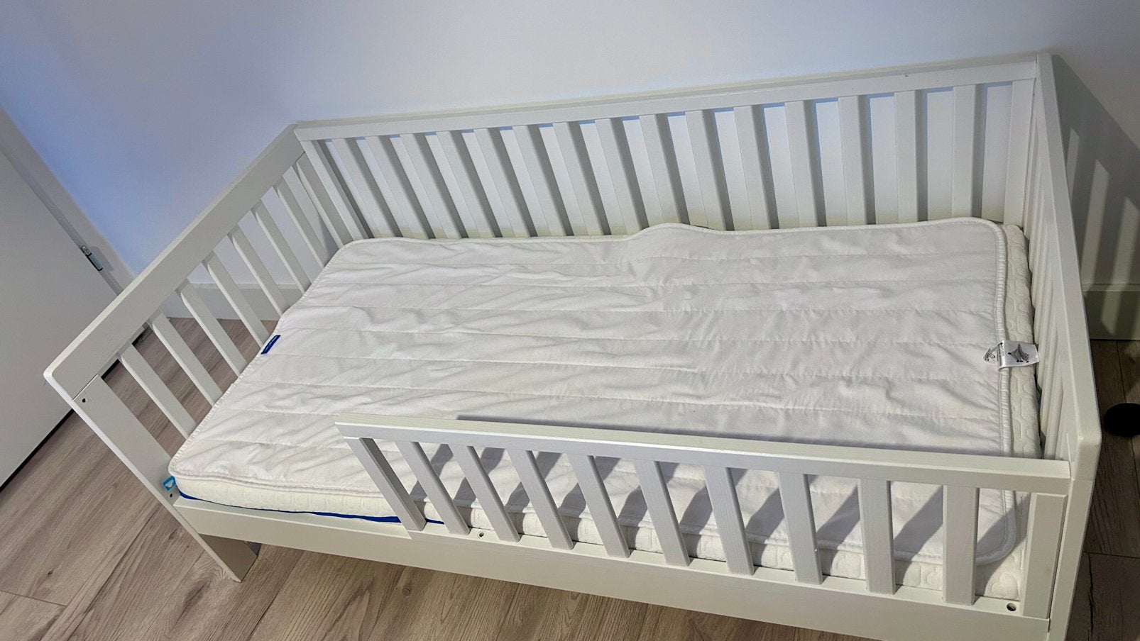 Peuterbed Petit Amélie + Aerosleep matras + matrasbeschermer, Huis en Inrichting, Ophalen, Eenpersoons, Matrasbeschermer, Wit