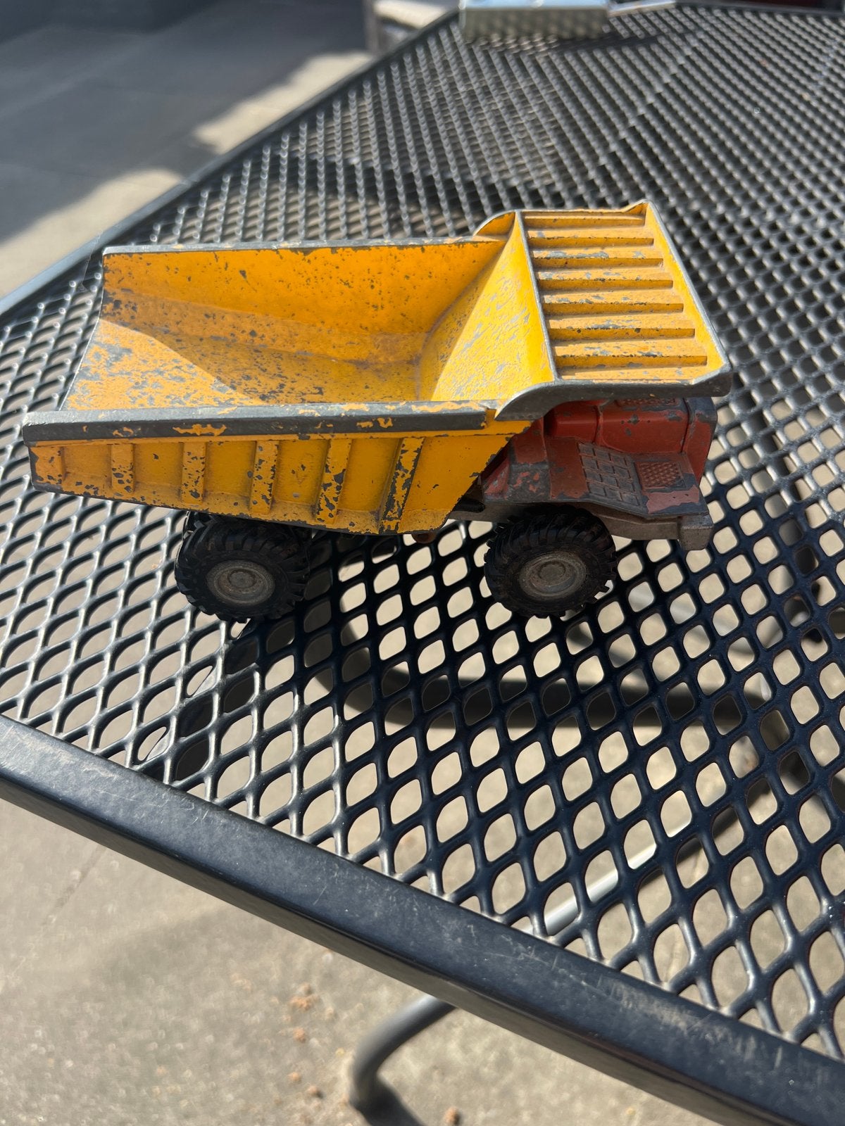 Tonka Dump Truck (model XMS-975) Dinky Toys, Ophalen of Verzenden, Gebruikt