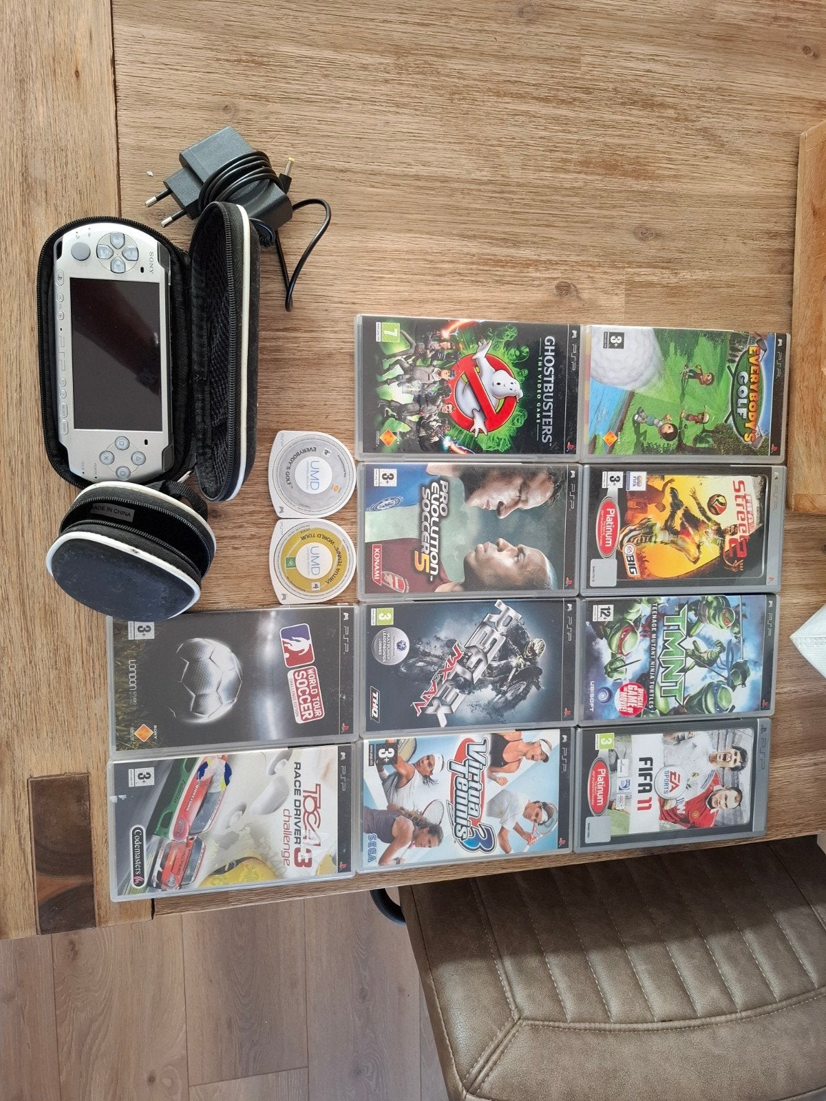PSP zilver zeer netjes, Ophalen of Verzenden, Zo goed als nieuw, Overige kleuren, Met games