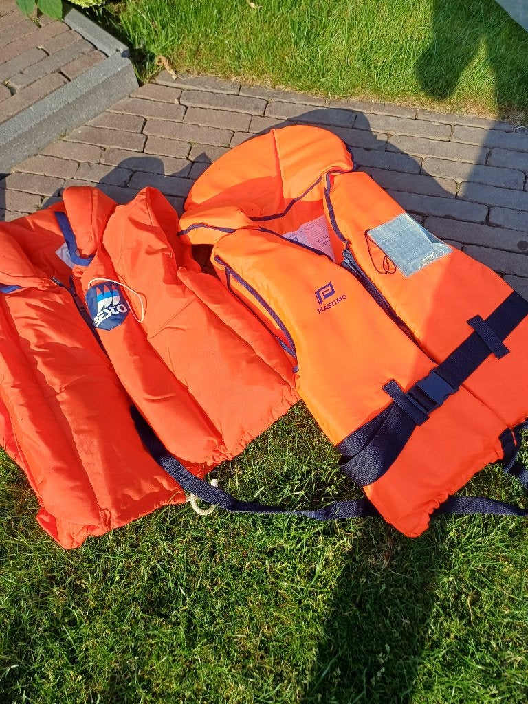 twee Zwemvesten 80 kg i.n.st., Ophalen, Zo goed als nieuw, Dame of Heer, Reddingsvest of Zwemvest