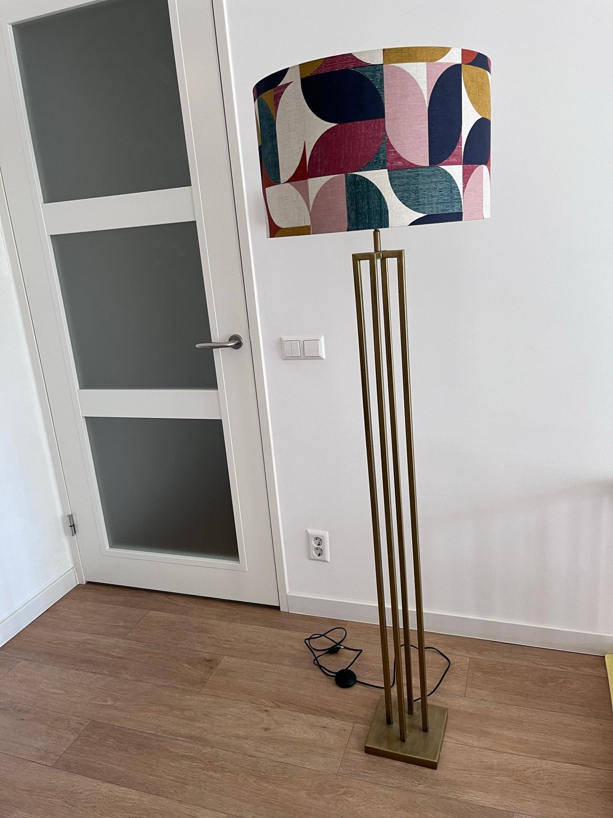 Brass floor lamp with colourful design shade from ‘Loods 5’, Ophalen, E27 (groot), Zo goed als nieuw, Metaal