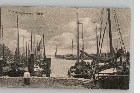 Stellendam Haven met vissersschepen uitg J. de Jager