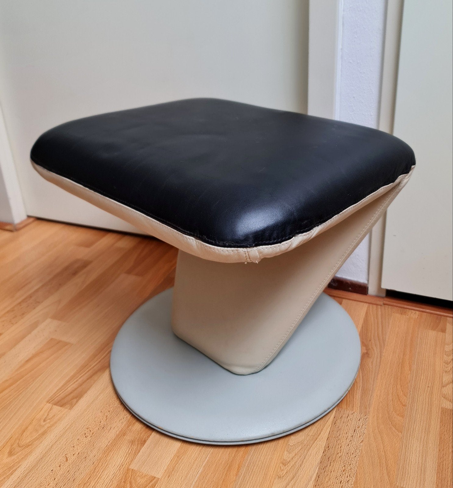 Leolux kruk poef voetenbank leer zwart beige grijs uniek, Huis en Inrichting, Ophalen, Minder dan 50 cm, Gebruikt, Rond