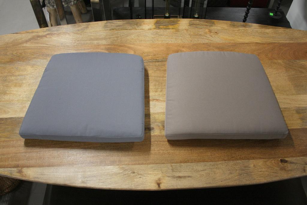 14 + 3 zitkussens horeca grijs taupe voor binnen & buiten !
